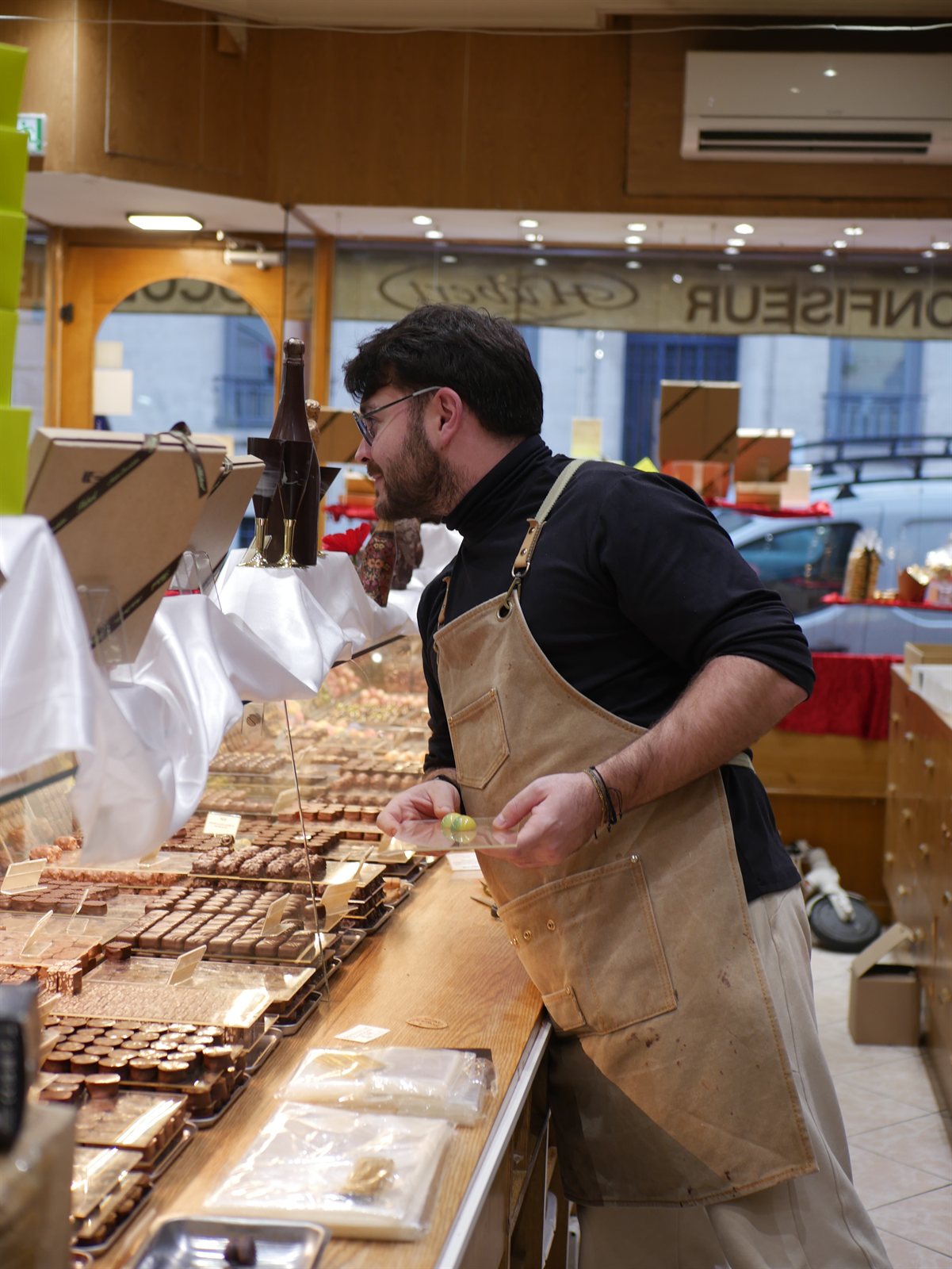 Tanguy Padovani, gérant de La Maison Hubert, au comptoir de la vitrine de chocolats et pralines