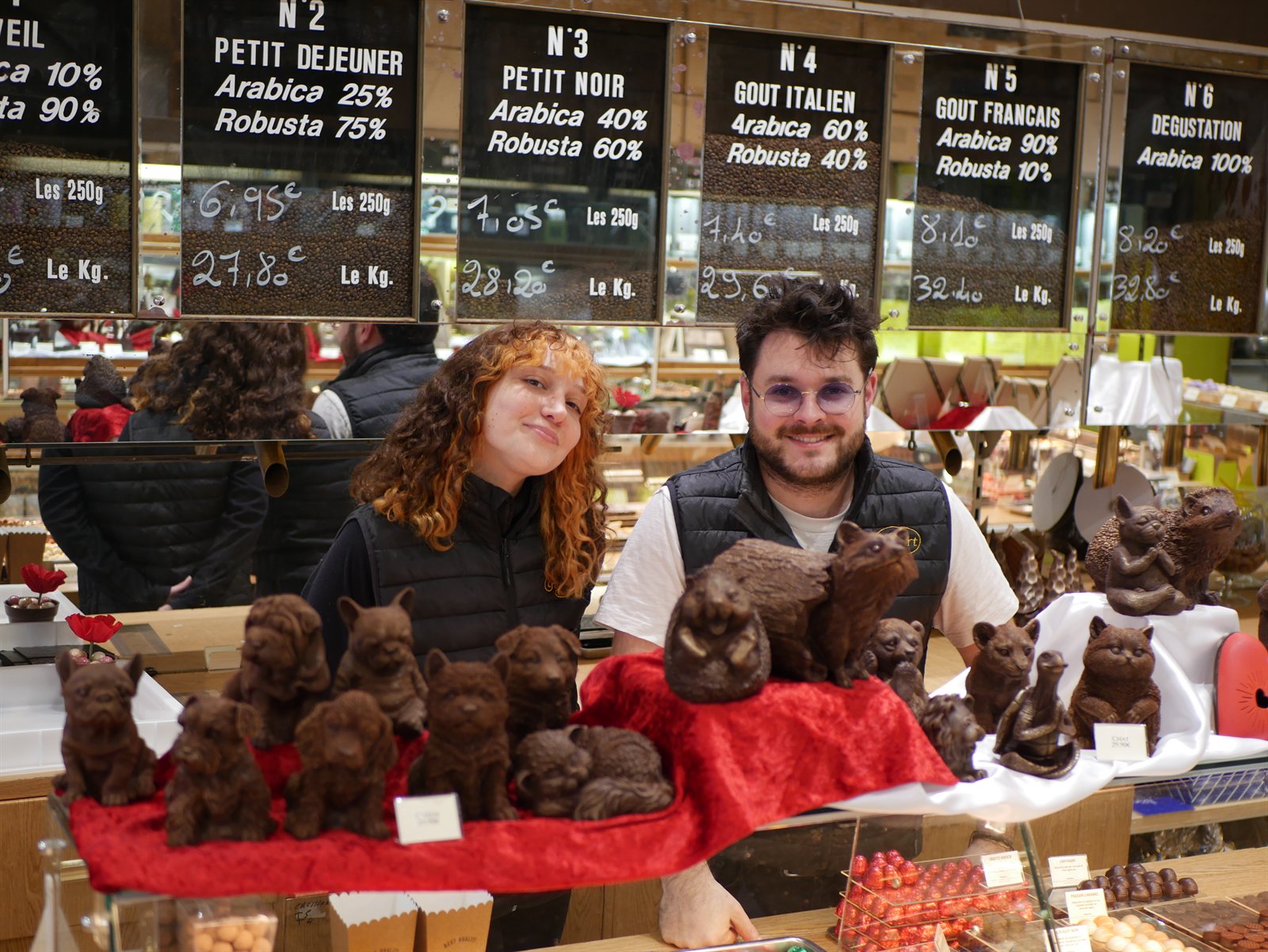 Léa Acourt et Tanguy Padovani, gérants de La Maison Hubert, au comptoir devant les sculptures en chocolat
