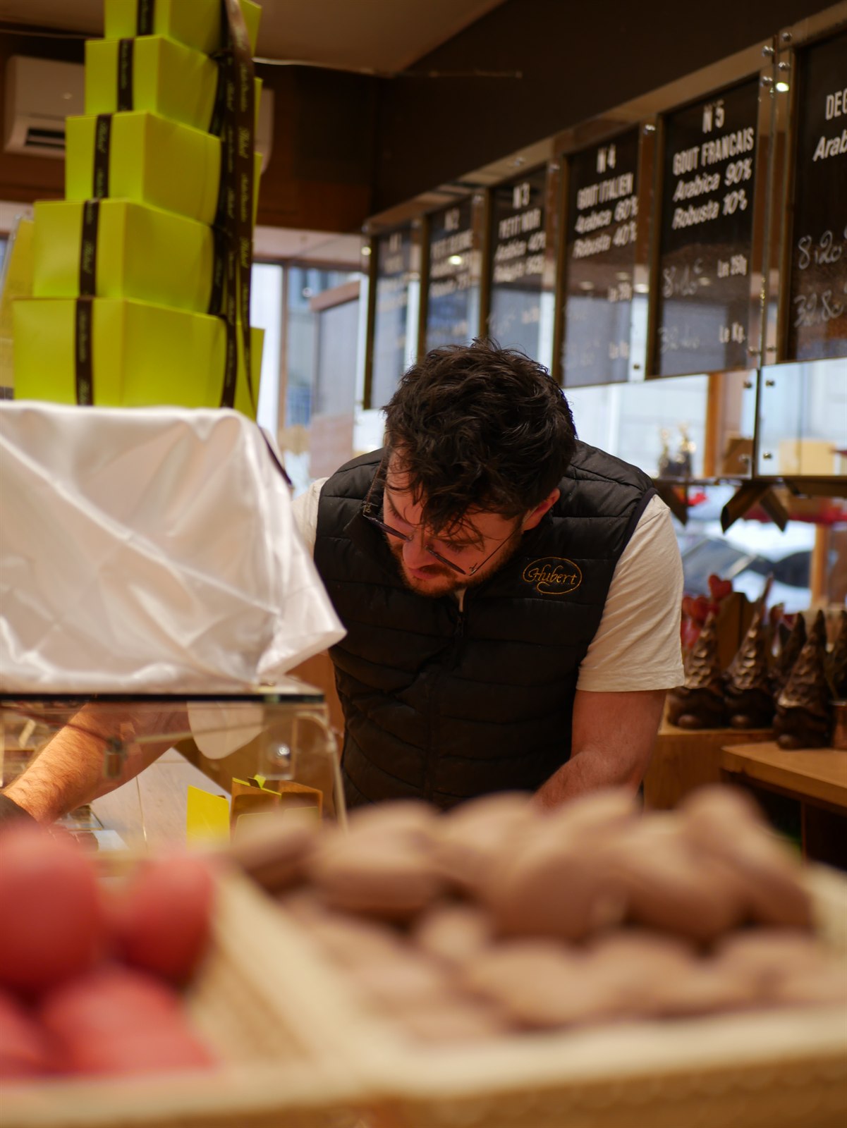Tanguy Padovani, gérant de La Maison Hubert, prépare une commande au comptoir de la boutique