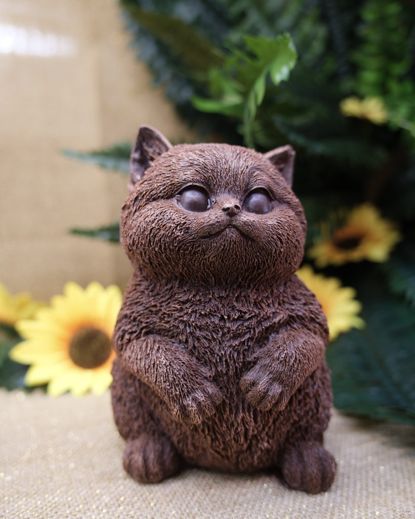Sujet en chocolat · Chat assis