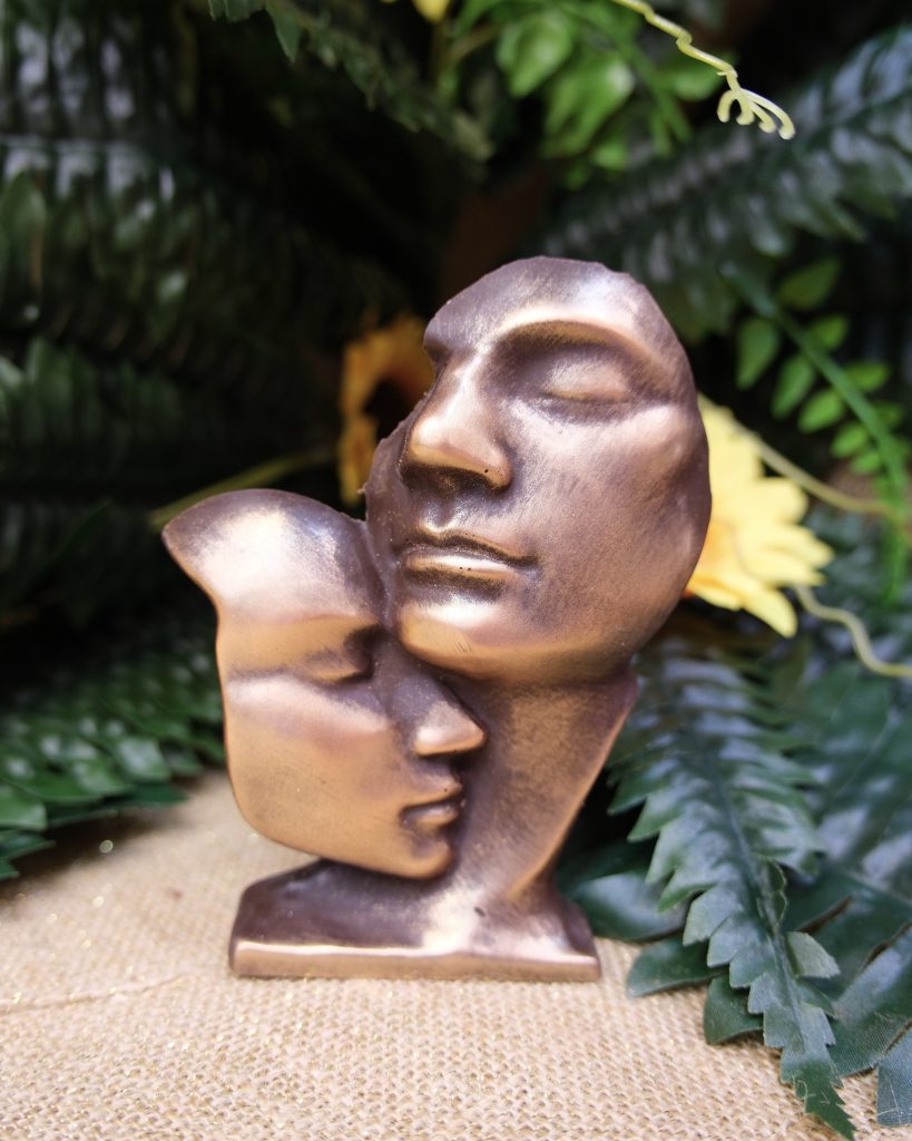 Sculpture en chocolat · Deux visages