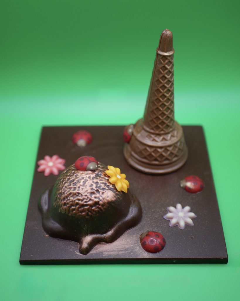 Photo · Pièce en chocolat sur ardoise, fleurs et fruits rouges