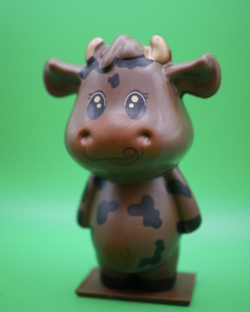 Photo · Vache en chocolat peinte, debout
